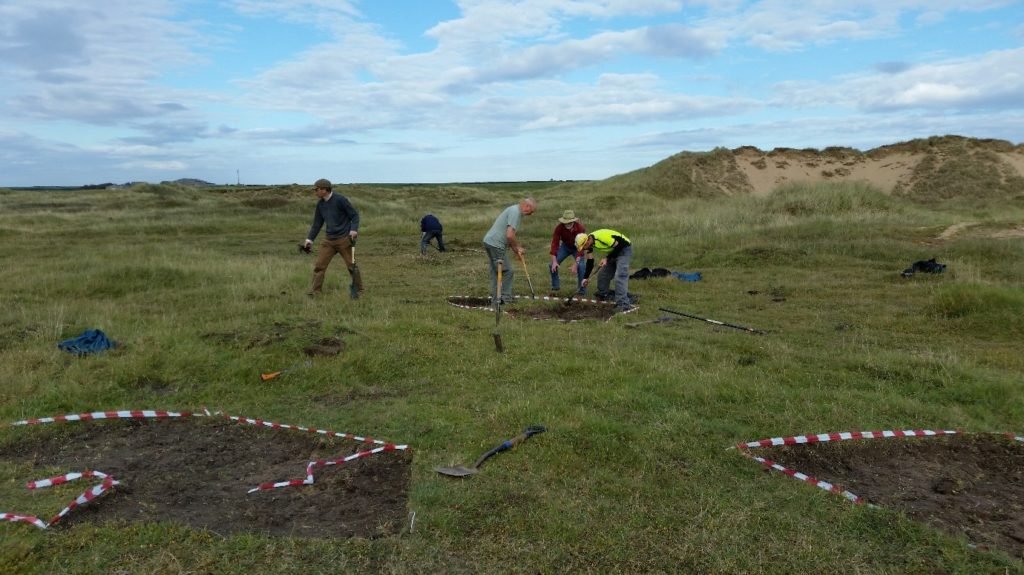 aberffraw-emergency-works-for-rare-mosses-etc-aonb-volunteers-at-work-removing-the-turf-layer-from-the-marked-plots-nov-2016
